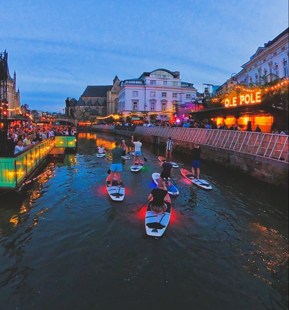 Ontdek Gent op z'n zomers tijdens de Gentse Feesten SUP tochten! SUP door de pittoreske kanalen, langs de bruisende terrassen en geniet van de unieke sfeer van de stad. SUP in Gent organiseert tijdens de Gentse Feesten extra SUP tochten, overdag en s’avonds.