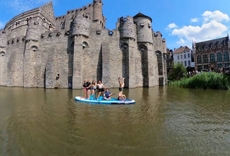 SUP Teambuilding in Gent: FUN & SAMENWERKING! Unieke & uitdagende watersportactiviteit voor jouw team!  Leer samenwerken, communiceren & plezier maken op het prachtige water van Gent.