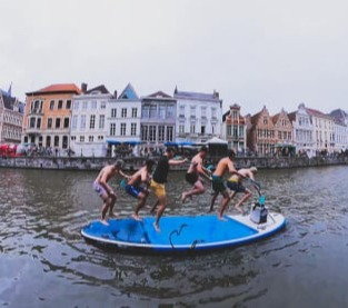 SUP Teambuilding in Gent: FUN & SAMENWERKING! Unieke & uitdagende watersportactiviteit voor jouw team!  Leer samenwerken, communiceren & plezier maken op het prachtige water van Gent.  SUP & FUN: Ontspannen tocht met spelletjes & opdrachten.  SUP & Challenge: Sportieve tour met hindernissen & teamwork.