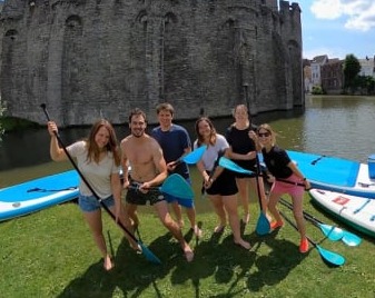 SUP Teambuilding in Gent: FUN & SAMENWERKING! Unieke & uitdagende watersportactiviteit voor jouw team!  Leer samenwerken, communiceren & plezier maken op het prachtige water van Gent.  SUP & FUN: Ontspannen tocht met spelletjes & opdrachten.  SUP & Challenge: Sportieve tour met hindernissen & teamwork.