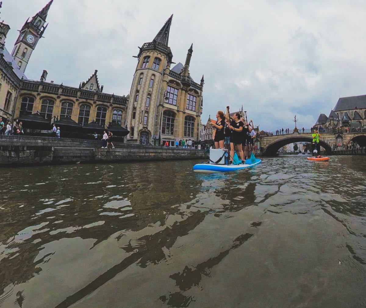 SUPinGent VrijgezellenSUP: een onvergetelijke ervaring op het water! SUPinGent maakt van jouw vrijgezellenfeest een spetterend succes met onze vrijgezellenSUP.