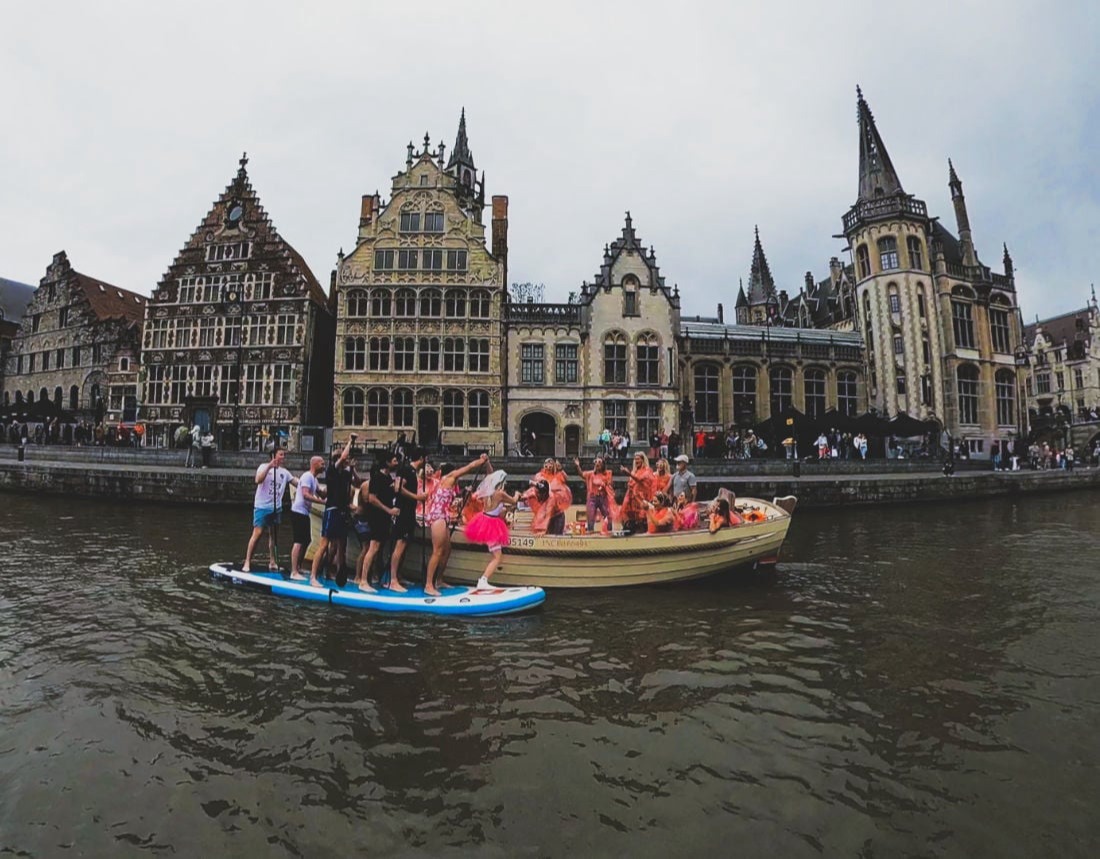 SUPinGent VrijgezellenSUP: een onvergetelijke ervaring op het water! SUPinGent maakt van jouw vrijgezellenfeest een spetterend succes met onze vrijgezellenSUP.